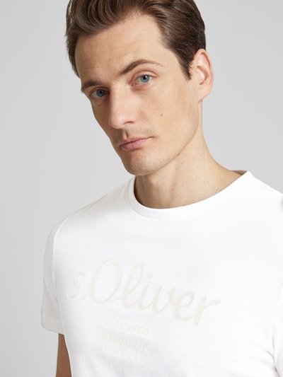 s.Oliver RED LABEL Regular Fit T-Shirt aus reiner Baumwolle mit Statement-Label-Print Weiss 3