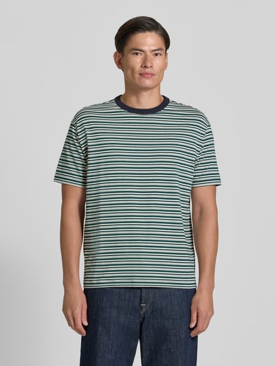 Männermodel trägt Regular Fit T-Shirt mit Viskose-Anteil von MCNEAL, gestreift, Rundhalsausschnitt, kurzärmlig, Baumwollmischung, Ganzkörperansicht von vorne.