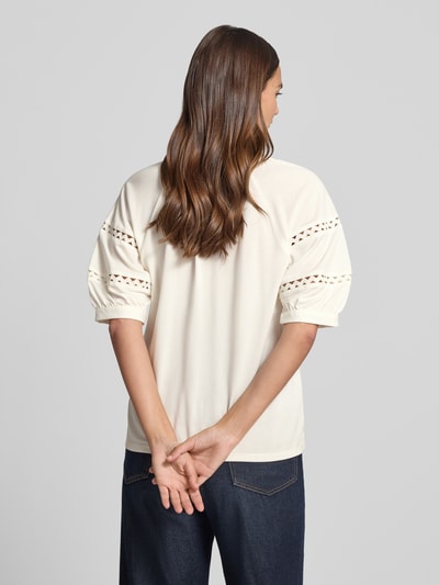 Vrouwenmodel draagt Relaxed Fit T-shirt uit modal-mix van s.Oliver BLACK LABEL, effen crème, zachte stof, achteraanzicht volledige lichaamsopname.