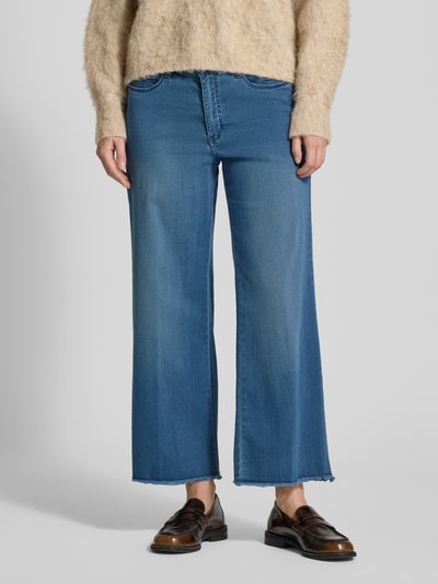 Vrouwenmodel draagt Wide Fit Jeans-Culotte uit katoenmix model 'DREAM' van MAC in blauw, 5-pocket, onafgewerkte zoom, verkorte pasvorm, vooraanzicht halflichaam.
