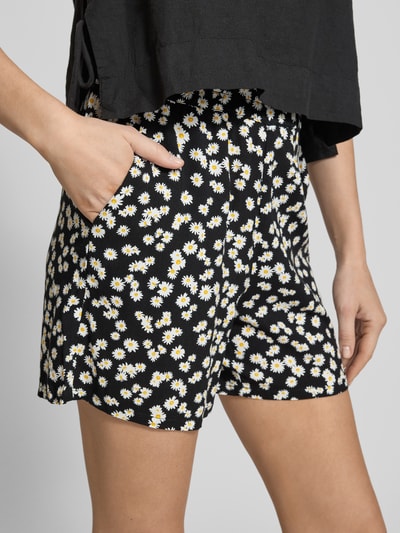 Frauenmodel trägt Loose Fit Shorts aus reiner Viskose Modell 'EASY JOY' von Vero Moda, Optik:Allover-Muster, Eingrifftaschen, Nahaufnahme Oberschenkel.