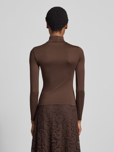 Kobiece modelka nosi bluzkę z długim rękawem Slim Fit Longsleeve aus Viskose-Mix Model 'Rana' von GUIDO MARIA KRETSCHMER WOMAN, kolor brązowy, tekstura gładka, Golf, Długość tyłu w rozmiarze 36: 56 cm, Ganzkörperansicht Rückansicht.