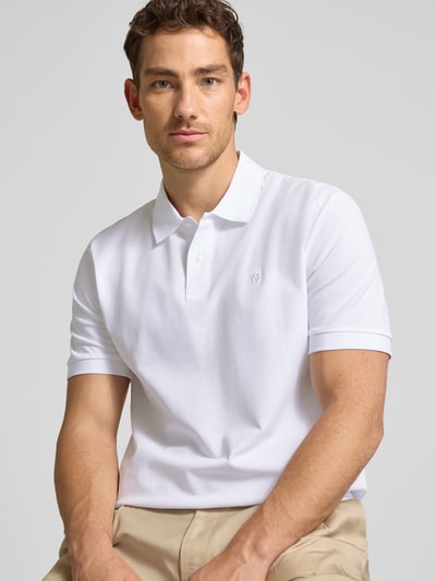 Männermodel trägt Regular Fit Poloshirt aus reiner Baumwolle Modell 'C-PARRIS' von BOSS, Optik: Unifarben, Nahaufnahme Oberkörper.