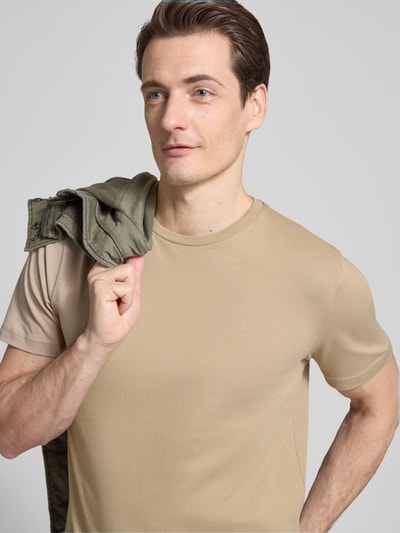 Männermodel trägt T-Shirt mit Rundhalsausschnitt von Christian Berg Men in Beige, reine Baumwolle, Regular Fit, Nahaufnahme Oberkörper.
