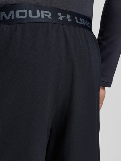 Männermodel trägt Regular Fit Shorts mit integrierten Tights Modell 'Vanish' von Under Armour, elastischer Bund, Nahaufnahme Rückansicht.