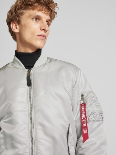 Alpha Industries Bomberjacke mit Stehkragen Hellgrau 3