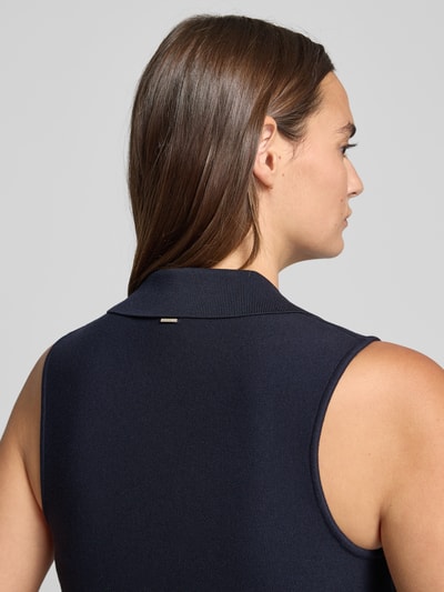 Frauenmodel trägt dunkelblaues figurbetontes Freizeitkleid aus Viskose-Mix Modell 'FAYALAN' von BOSS, Nahaufnahme Rückansicht, Damen Freizeitkleid.