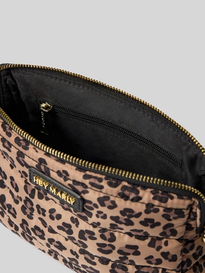 Productfoto, tas in stiksels look model 'Little Buddy' van Hey Marly, hoofvak met ritssluiting, logodetail, all-over dierenprint