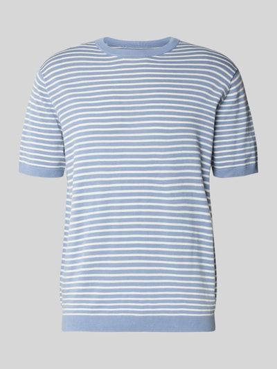 Produktfoto, Strickshirt mit Rundhalsausschnitt von Christian Berg Men in Hellblau-Weiß mit Streifenmuster aus reiner Baumwolle, Regular-Fit