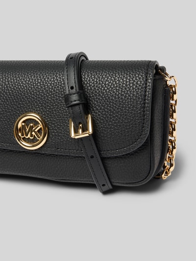 Produktfoto, Shoulder Bag aus echtem Leder Modell 'Nolita' von MICHAEL Michael Kors, schwarzes Leder, goldene Ketten-Optik, Logo-Detail, strukturierte Oberfläche
