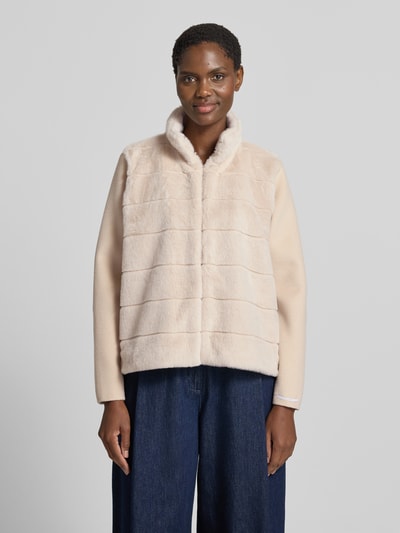 Frauenmodel trägt Jacke mit Viskose-Anteil Modell 'BALIA' von EMME in Beige, Kunstfell-Optik, Stehkragen, lockere Passform, Ganzkörperansicht von vorne.