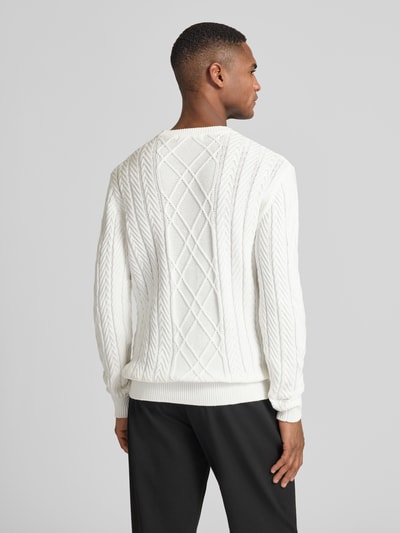 Männermodel trägt Strickpullover aus Baumwoll-Modal-Mix von Guess in Weiß, strukturierte Muster, Regular Fit, Rückenlänge 68 cm, Ganzkörperansicht Rückansicht.