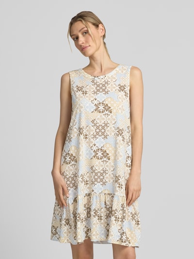 Frauenmodel trägt Relaxed Fit Freizeitkleid aus Baumwoll-Modal-Mix von s.Oliver RED LABEL, gemustert in Beige, Weiß und Hellblau, Nahaufnahme Oberkörper.