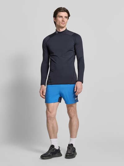 Männermodel trägt Regular Fit Shorts mit Logo-Detail von Under Armour, Modell 'Vanish Graphic', elastischer Logo-Bund, Ganzkörperansicht von vorne