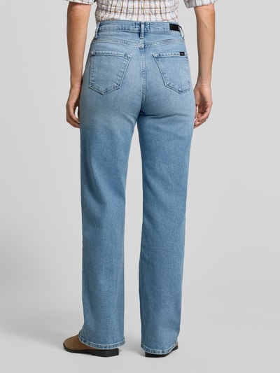 Frauenmodel trägt Relaxed Fit Jeans aus Baumwoll-Mix Modell 'FEYA' von Cars Jeans, hellblau, 5-Pocket-Design, Ganzkörperansicht Rückansicht.
