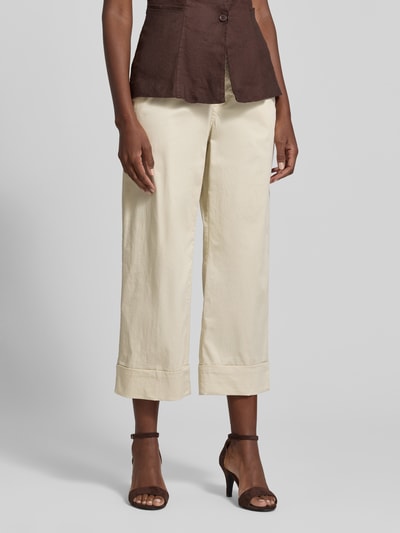Frauenmodel trägt Wide Leg Culotte aus Baumwoll-Mix von s.Oliver RED LABEL in Beige mit Bügelfalten, High Waist, 7/8-Länge, Nahaufnahme Unterkörper.