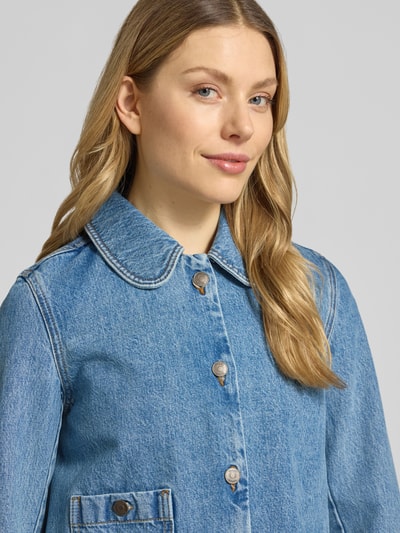 Frauenmodel trägt Regular Fit Jacke in Denim-Optik von Bash aus reiner Baumwolle, Umlegekragen, aufgesetzte Tasche, Knopfleiste, Nahaufnahme Oberkörper.