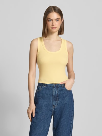 Frauenmodel trägt Slim Fit Tank Top aus Baumwoll-Mix Modell 'EASY' von Only in Optik: Unifarben, Feinripp, U-Ausschnitt, breite Träger, Ganzkörperansicht von vorne.