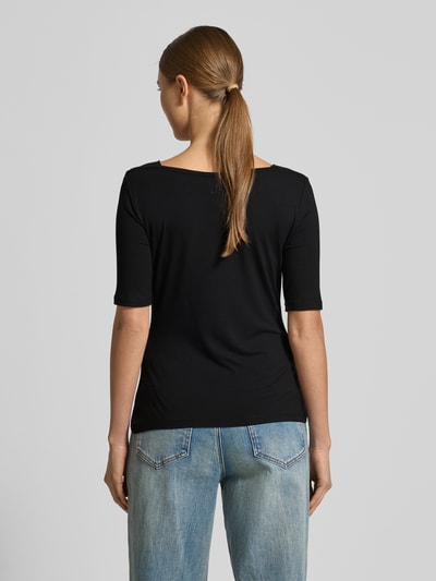 Vrouwenmodel draagt T-Shirt met 1/2-Ärmel van comma, zwart, Viskose-Elasthan-mix, Slim Fit, U-boothals, ruglengte 55 cm, geheel achteraanzicht