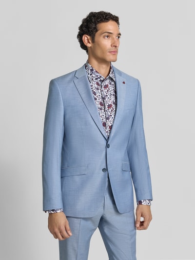 Männermodel trägt Slim Fit Anzug aus Schurwoll-Mix mit Viskose-Anteil von ROY ROBSON in Hellblau, glatte Textur, Ganzkörperansicht von vorne.