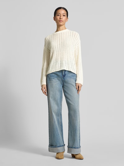 Vrouwenmodel draagt Comfort Fit Strickpullover im Semitransparenter Optik van Tom Tailor Denim, ajour-breisel, uni, structuur, ronde hals, lange mouw, rolzoom. Volledig vooraanzicht.