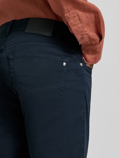 Männermodel trägt Regular Fit Hose mit Eingrifftaschen Modell 'Lyon' von Pierre Cardin aus Baumwoll-Elasthan-Mix, Detailaufnahme.