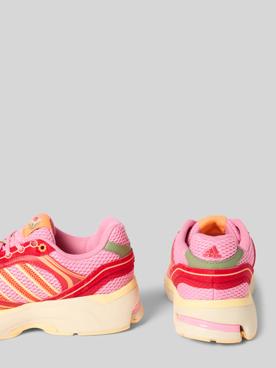 Produktfoto, mehrfarbiger Low Top Sneaker mit Schnürung Modell 'SPIRITAIN 2000' von adidas Sportswear mit Label-Applikation, runde Schuhspitze, flacher Absatz, COLD CEMENT Konstruktion, FORMOTION Shapewear, Strukturmix aus Mesh und Synthetik.