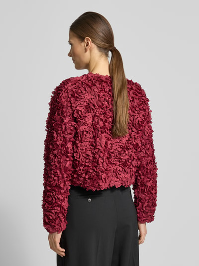 Vrouwenmodel draagt Blazer met Rundhalsausschnitt van Zero in bordeaux met textuur, regular fit, sierafwerking, rugaanzicht.