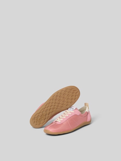 Produktfoto, Sneaker mit Ziernähten von Kenzo in Rosa mit abgerundeter Form, Satin-Optik, Schnürverschluss, strukturierte Sohle.