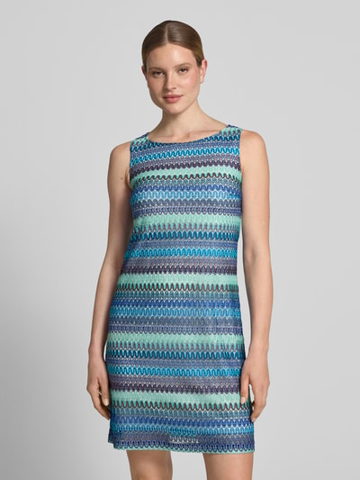 Frauenmodel trägt Knielanges Kleid mit Strukturmuster von Betty Barclay, Blau-Grün-Töne, Material-Mix mit Stretch-Anteil, Straight Fit, Rundhalsausschnitt, Ganzkörperansicht von vorne. Rückenlänge 92 cm, Brustweite 42 cm, Größe 36.