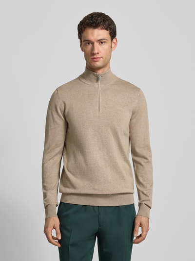 Männermodel trägt Slim Fit Strickpullover mit Seiden-Anteil und Reißverschluss von Profuomo, Lyocell-Mix, Stehkragen, Ganzkörperansicht von vorne.