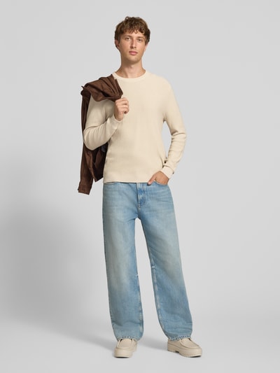 Männermodel trägt Regular Fit Pullover aus reiner Baumwolle Modell 'TONY' von ONLY in Beige und Jeans, Herren Pullover von ONLY & SONS, Ganzkörperansicht von vorne.