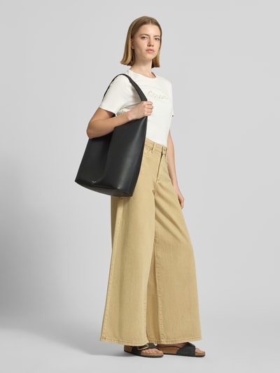 Frauenmodel trägt Damen T-Shirt von Vero Moda, Modell 'MIRANDA', Optik: Unifarben, Passform: Regular-Fit, Lochstickerei, Rundhals, Kurzarm, Jersey aus Reiner Baumwolle, Ganzkörperansicht von vorne.
