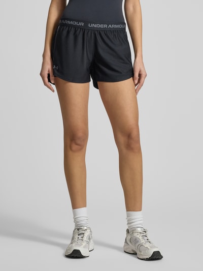 Vrouwenmodel draagt Shorts met elastische band en logo van Under Armour, regular fit, labeldetails, zwart, geheel van voren bekeken