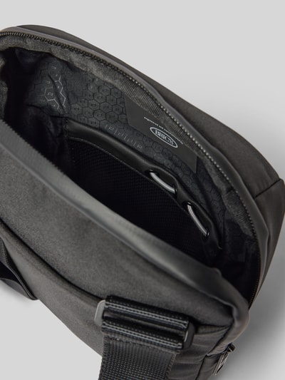 Produktfoto, Umhängetasche mit Logo-Detail von Porsche Design in Schwarz, Reißverschlusstasche, Szerokość w rozmiarze 1: 20 cm, długość 26 cm, głębokość 6 cm, długość paska 68 cm, główna komora na zamek, kieszeń z przodu, wewnętrzna kieszeń magnetyczna