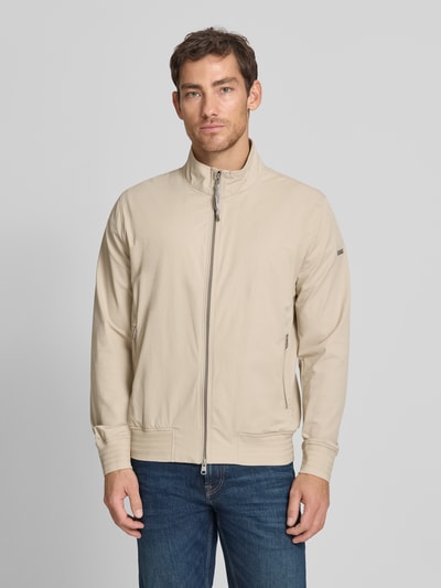 Männermodel trägt Blouson mit Zweiwege-Reißverschluss Modell 'SCRIP' von CINQUE, beige, Baumwoll-Mix mit Stretch-Anteil, Regular-Fit, Ganzkörperansicht von vorne.
