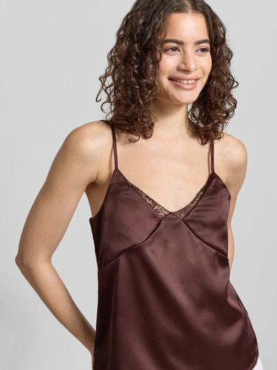Frauenmodel trägt Regular Fit Trägertop mit Spitzenbesatz Modell 'RAYA' von Only, Optik: Unifarben, Materialverarbeitung: Satin, Nahaufnahme Oberkörper.
