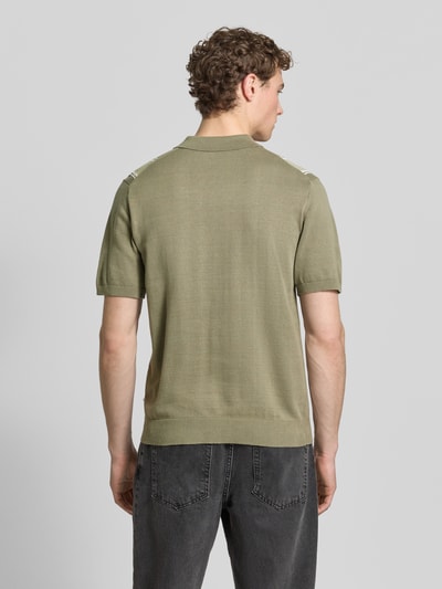 Mężczyzna nosi Polo-Cardigan mit 1/2-Arm od Lindbergh, czysta bawełna, krój regular fit, kolor oliwkowy, widok całej sylwetki od tyłu.
