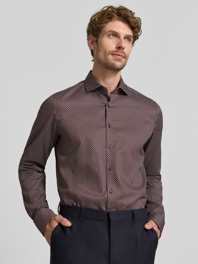 Männermodel trägt Body Fit Businesshemd aus Baumwoll-Mix von OLYMP in rot-schwarz gemustert, Nahaufnahme Oberkörper, Herren Businesshemd von OLYMP Level 5.