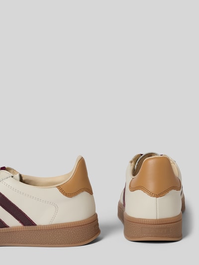 Produktfoto, Sneaker aus echtem Leder Modell 'Cuzima' von Gant in Creme, Braun und Weinrot mit Logo-Detail, Schnürverschluss, glatter Sohle, abgerundete Passform, Absatzhöhe 3 cm, Schafthöhe 7 cm, Schaftweite 9 cm