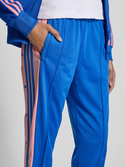 adidas Originals Straight Leg Trainingshose mit fixierten Bügelfalten Royal 3