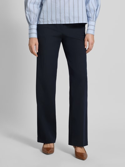 Modelka nosi Stoffhose mit weitem Bein und Bügelfalten von Christian Berg Woman Selection, ciemnogranatowy, szeroka nogawka, z kantem, kieszeń z lamówką z tyłu, materiał z domieszką wiskozy, szerokość w rozmiarze 36: 40 cm, długość wewnętrzna nogawki w rozmiarze 36: 84 cm, widok całej sylwetki z przodu.