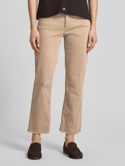 Frauenmodel trägt Straight Fit Jeans im 5-Pocket-Design von Raffaello Rossi in Beige mit Fransenbesatz, elastischem Material-Mix, verkürzt; Nahaufnahme Unterkörper, Vorderansicht.