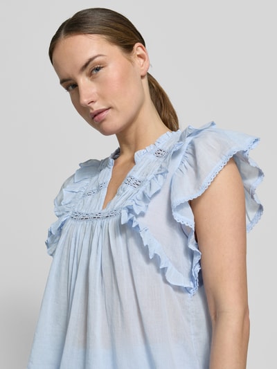 Vrouwenmodel draagt blouse met volants model 'Jayla' van Neo Noir van puur katoen met tuniekkraag, recht model, nahaufnahme bovenlichaam.
