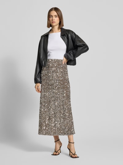 Kobiece model prezentuje spódnicę midi z cekinowym obszyciem Ausgestellter Midi-Rock mit Paillettenbesatz Model 'SILVER SEQ' od Pieces, efekt: jednolity kolor, efekt błyszczący, krój taliowany, długość midi, aplikacja: cekiny, elastyczny pas, wykończenie materiału: aksamit, widok: całej sylwetki z przodu.