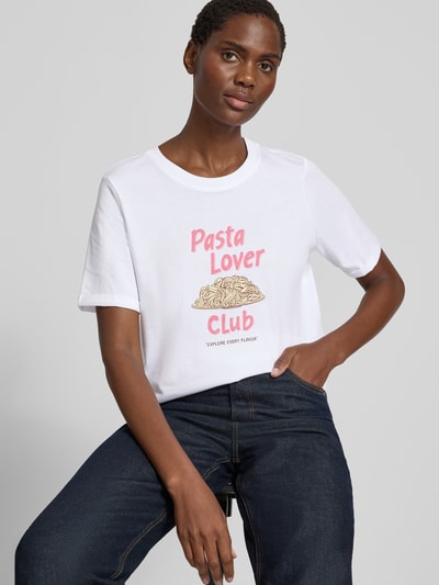 Frauenmodel trägt weißes Regular Fit T-Shirt aus reiner Baumwolle von s.Oliver RED LABEL mit Print, Kombination mit Jeans, Nahaufnahme Oberkörper.