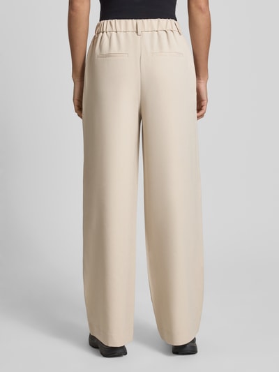 Frauenmodel trägt Weite Hose mit elastischem Bund Modell 'KAMIL' von Pieces, unifarbene Wide Leg Hose mit Gürtelschlaufen, Ganzkörperansicht Rückansicht.
