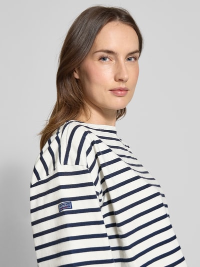 Frauenmodel trägt Oversized Pullover aus reiner Baumwolle von Polo Ralph Lauren mit marineblauen Streifen, U-Boot-Ausschnitt, Nahaufnahme Oberkörper.