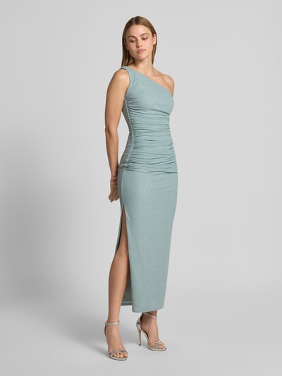 Frauenmodel trägt Midikleid mit Seitenschlitz von TROYDEN COLLECTION in hellem Blau mit Drapierungen, Figurbetont, One-Shoulder-Look, Ganzkörperansicht von vorne.