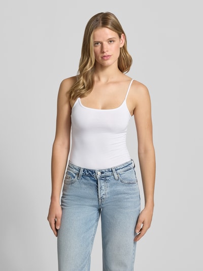 Frauenmodel trägt Top mit Karree-Ausschnitt von REVIEW aus weißem Baumwoll-Mix mit Bio-Baumwoll-Anteil, körpernahe Passform, Spaghettiträger, Damen Top, Ganzkörperansicht von vorne.